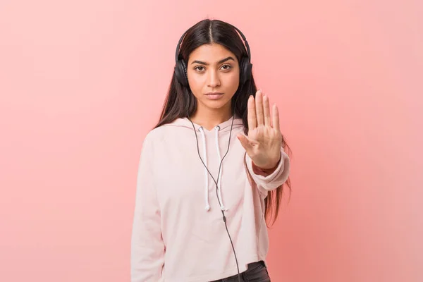 Νεαρή Γυναίκα Άραβας Ακούγοντας Μουσική Στέκεται Απλωμένο Χέρι Που Δείχνει — Φωτογραφία Αρχείου