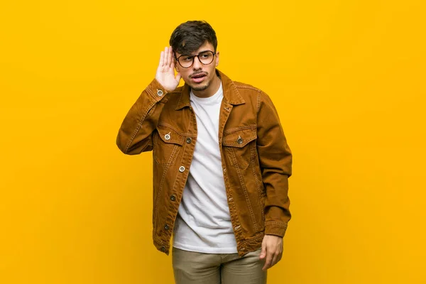 Jovem Hispânico Casual Homem Tentando Ouvir Uma Fofoca — Fotografia de Stock