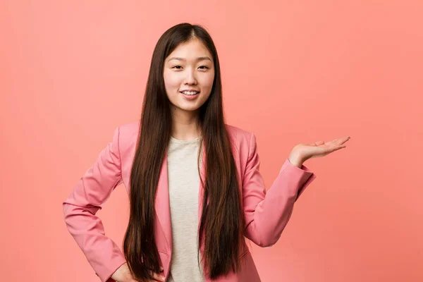 Νεαρή Κινέζα Επιχειρηματίας Ροζ Κοστούμι Που Δείχνει Ένα Χώρο Αντιγραφής — Φωτογραφία Αρχείου
