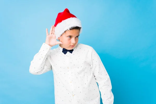 Elegante niño con un sombrero de santa en un día de Navidad — Foto de Stock