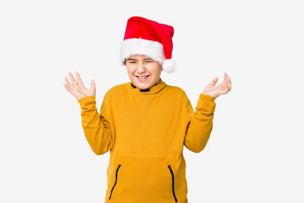 Ragazzino Che Festeggia Giorno Natale Indossando Cappello Babbo Natale Isolato — Foto Stock