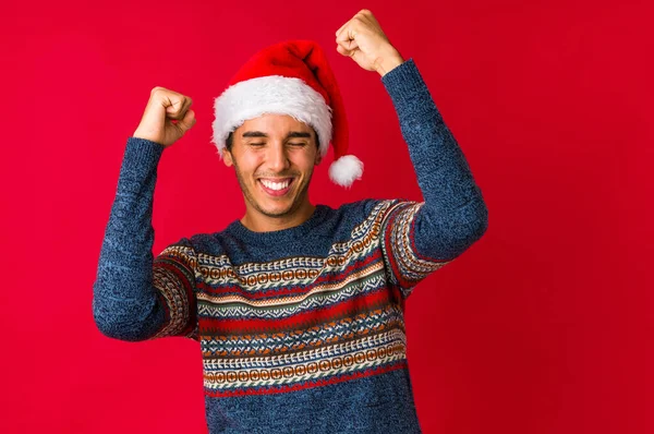 Młody Człowiek Boże Narodzenie Wskazuje Bokiem Próbuje Wybrać Jedną Dwóch — Zdjęcie stockowe