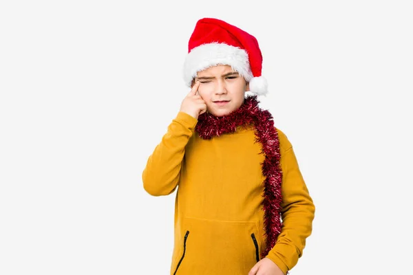 Kleiner Junge Feiert Weihnachten Mit Weihnachtsmütze Und Zeigt Mit Dem — Stockfoto