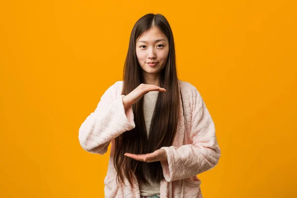 Jonge Chinese Vrouw Pyjama Houden Iets Met Beide Handen Product — Stockfoto