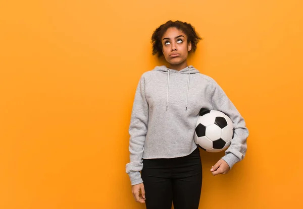 Joven Mujer Negra Fitness Cansado Aburrido Sosteniendo Una Pelota Fútbol — Foto de Stock