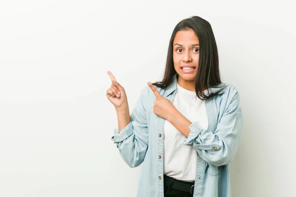 Young Hispanic Woman Shocked Pointing Index Fingers Copy Space — ストック写真