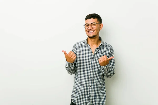 Junger Hispanischer Mann Hebt Beide Daumen Lächelt Und Ist Zuversichtlich — Stockfoto