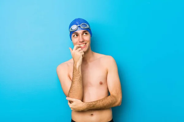 Νεαρός Κολυμβητής Χαλαρός Σκέφτεται Κάτι Κοιτάζοντας Ένα Χώρο Αντιγραφής — Φωτογραφία Αρχείου