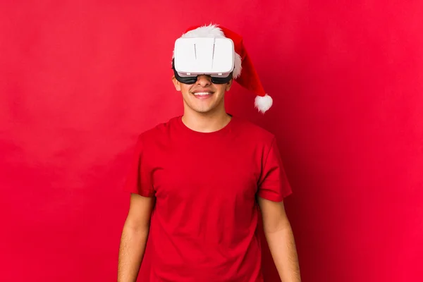 Junger Mann Hält Ein Geschenk Weihnachten Der Hand — Stockfoto