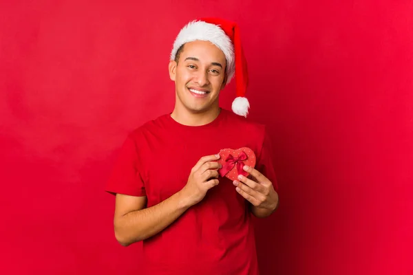 Junger Mann Hält Ein Geschenk Weihnachten Der Hand — Stockfoto