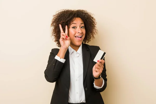 Jonge Afro Amerikaanse Vrouw Met Een Creditcard Met Een Overwinningsteken — Stockfoto