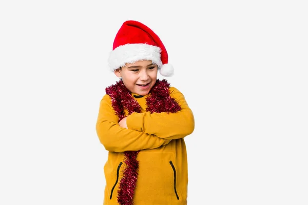 Kleiner Junge Feiert Weihnachten Mit Weihnachtsmütze Isoliert Lachen Und Spaß — Stockfoto