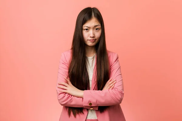 Junge Business Chinesin Rosa Anzug Sieht Mit Sarkastischem Gesichtsausdruck Unglücklich — Stockfoto