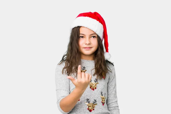 Маленька Дівчинка Святкує Різдвяний День Вказуючи Пальцем Ніби Запрошує Наблизитися — стокове фото