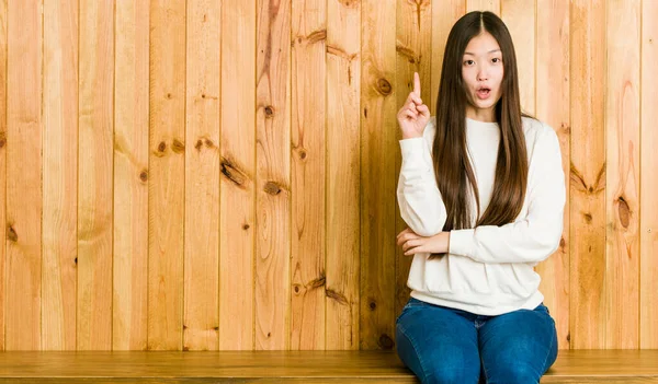 Joven Mujer China Sentada Lugar Madera Que Tiene Una Gran —  Fotos de Stock