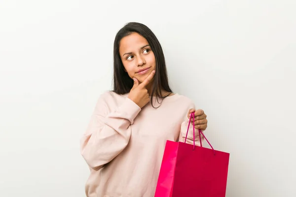 Jovem Hispânica Segurando Saco Compras Olhando Para Lado Com Expressão — Fotografia de Stock