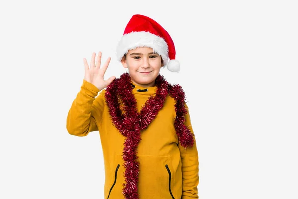 Kleiner Junge Feiert Weihnachten Mit Weihnachtsmütze Lächelt Fröhlich Und Zeigt — Stockfoto