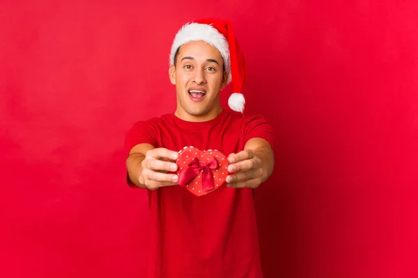 Junger Mann Hält Ein Geschenk Weihnachten Der Hand — Stockfoto