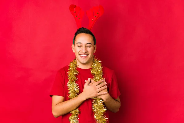 Jovem Dia Natal Rindo Mantendo Mãos Coração Conceito Felicidade — Fotografia de Stock