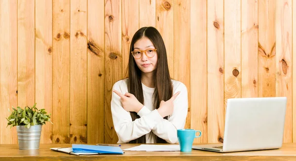 위에서 공부하고 가지중 하나를 선택하려고 있습니다 — 스톡 사진