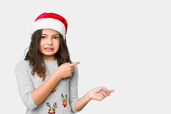 Klein Meisje Vieren Kerstdag Geschokt Wijzend Met Wijsvingers Naar Een — Stockfoto