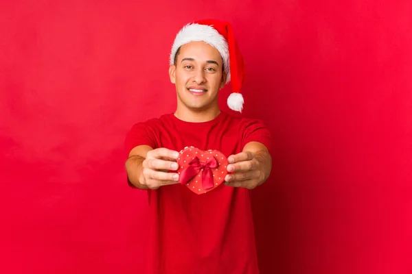 Junger Mann Hält Ein Geschenk Weihnachten Der Hand — Stockfoto