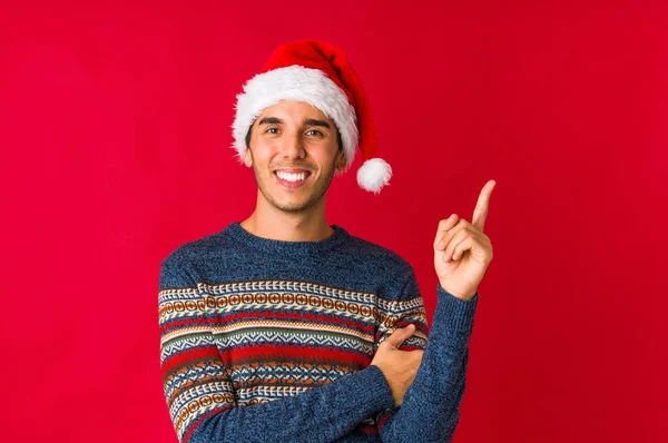 Jovem Dia Natal Segurando Algo Com Palmas Das Mãos Oferecendo — Fotografia de Stock