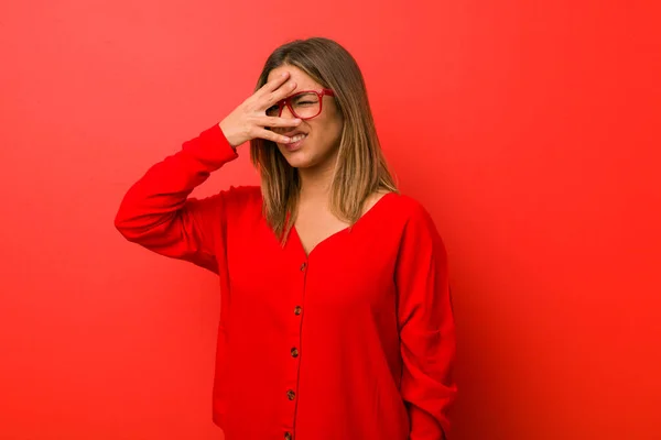 Jeune Authentique Charismatique Personnes Réelles Femme Contre Mur Cligner Des — Photo