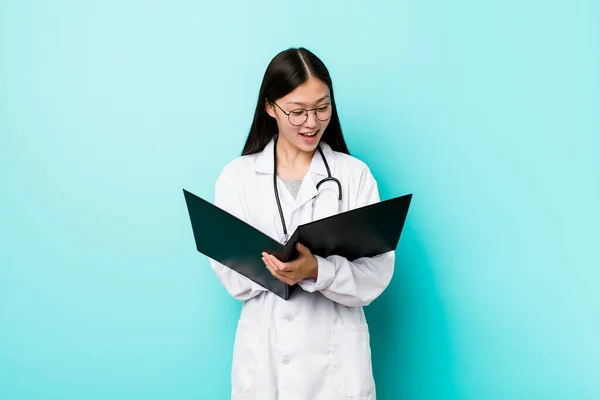 Joven Asiática Médico Mujer Holding Carpeta —  Fotos de Stock