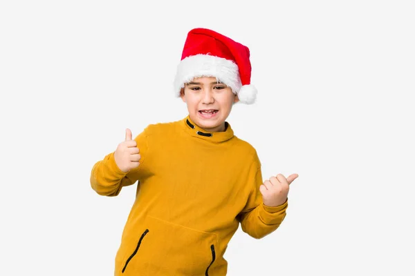 모자를 크리스마스 파티를 소년이 웃으며 자신감 손가락을 치켜올리고 있습니다 — 스톡 사진