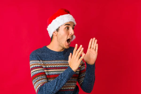 Jovem Dia Natal Apontando Para Lado — Fotografia de Stock