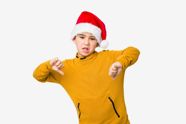 Маленький Мальчик Празднует Рождество Шляпе Санты Показывая Большой Палец Вниз — стоковое фото