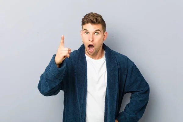 Jonge Kaukasische Man Draagt Pyjama Met Een Idee Inspiratie Concept — Stockfoto