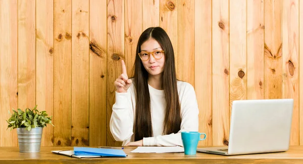 Joven Mujer China Estudiando Escritorio Mostrando Número Uno Con Dedo — Foto de Stock