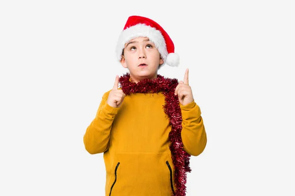 Kleiner Junge Feiert Weihnachten Mit Weihnachtsmütze Isoliert Und Zeigt Kopfüber — Stockfoto