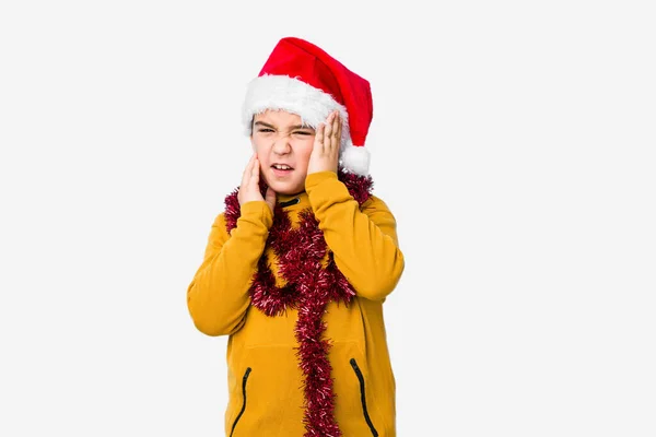 Mały Chłopiec Świętujący Boże Narodzenie Kapeluszu Mikołaja Samotnie Jęczy Płacze — Zdjęcie stockowe