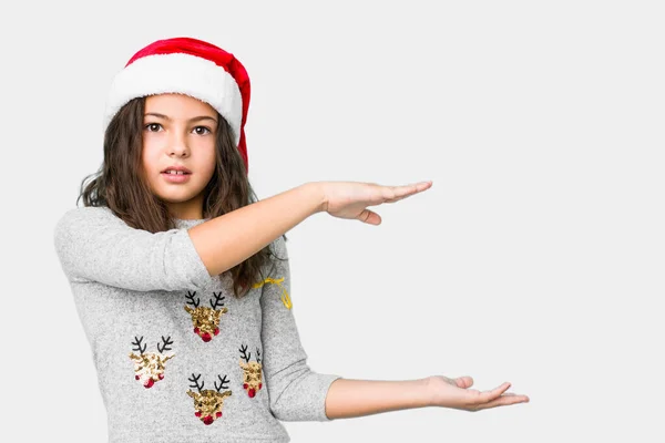 Маленька Дівчинка Яка Святкувала Різдвяний День Шокувала Здивувалася Тримаючи Копію — стокове фото