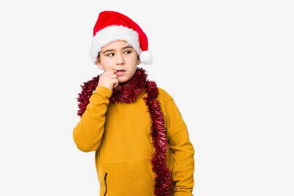 Mały Chłopiec Świętujący Boże Narodzenie Odizolowanym Kapeluszu Mikołaja Rozluźnił Się — Zdjęcie stockowe