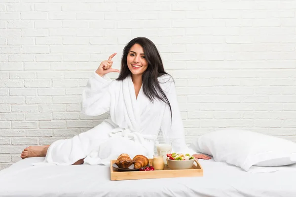 Jonge Bochtige Vrouw Neemt Een Ontbijt Het Bed Met Iets — Stockfoto