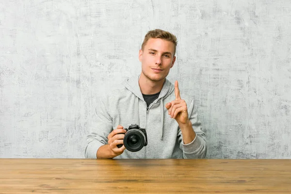 Young Photographer Holding Camera Table Showing Number One Finger — Stock Photo, Image