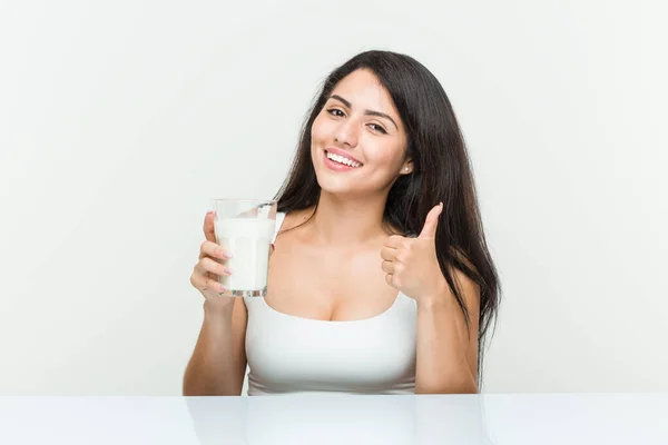 Молода Іспаномовна Жінка Тримає Склянку Молока Посміхаючись Піднімаючи Великий Палець — стокове фото