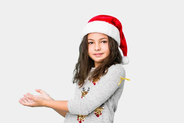 Маленька Дівчинка Святкує Різдвяний День Тримає Місце Копіювання Долоні — стокове фото