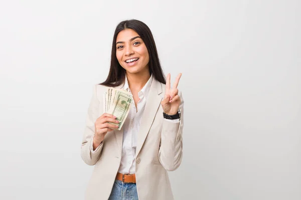 Jovem Árabe Empresária Segurando Dólares Mostrando Sinal Vitória Sorrindo Amplamente — Fotografia de Stock