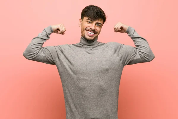 Joven Estudiante Inteligente Mostrando Gesto Fuerza Con Los Brazos Símbolo —  Fotos de Stock