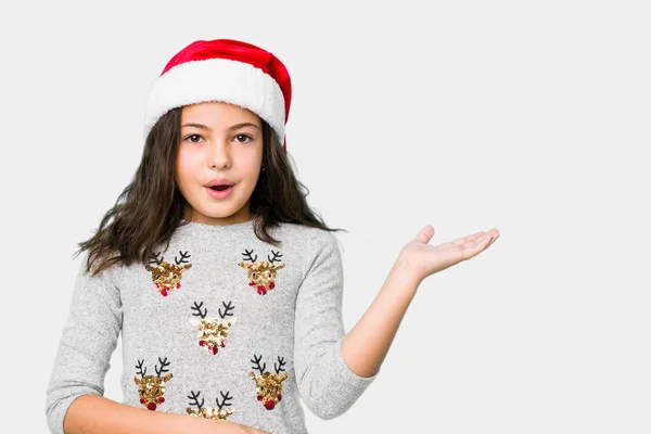 Menina Comemorando Dia Natal Impressionado Segurando Espaço Cópia Palma Mão — Fotografia de Stock