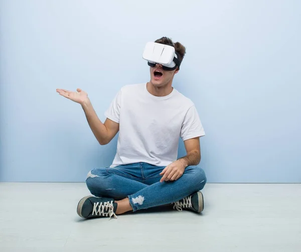 Adolescente Caucásico Hombre Usando Virtual Realidad Gafas Sentado Suelo —  Fotos de Stock