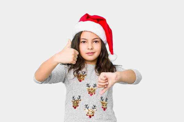 Bambina Che Celebra Giorno Natale Mostrando Pollici Pollici Giù Difficile — Foto Stock