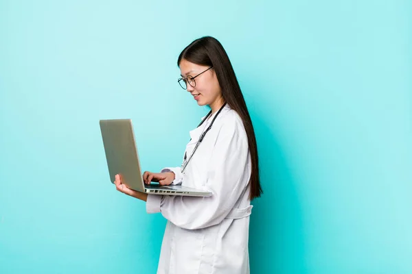 Joven Asiática Médico Mujer Holding Laptop —  Fotos de Stock