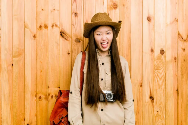 年轻的中国女旅行家幽默而友善地伸出舌头 — 图库照片