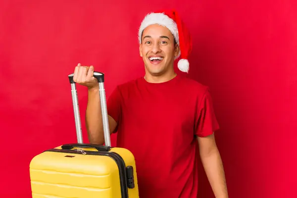 Jovem Segurando Presente Dia Natal — Fotografia de Stock